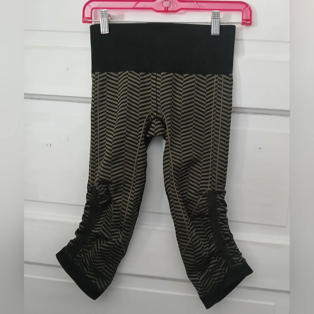 Lululemon 3/4 Leggings - Picture 2 of 6